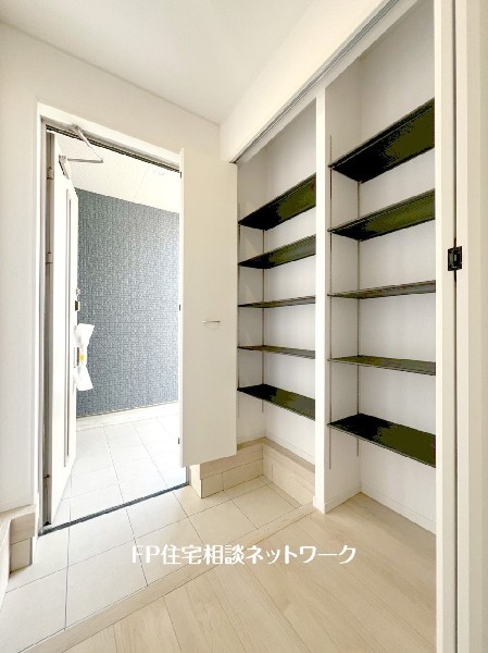 収納場所を確保するのが難しい洗面所に可動式の棚が備え付けられています！タオルや洗剤なども簡単収納。