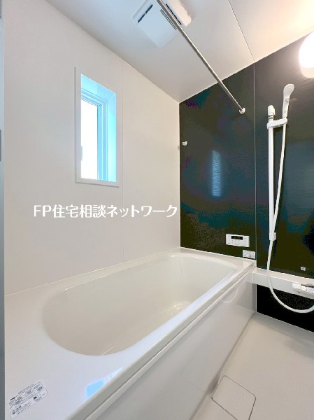 ゆったり入れる１坪タイプの浴室。雨の多い時季のお洗濯に重宝する浴室換気乾燥機付。追炊きオートバス付。