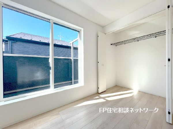 光を沢山取り込める南面バルコニー。日差しを長時間受ける事が出来る暖かいお部屋に癒されます。