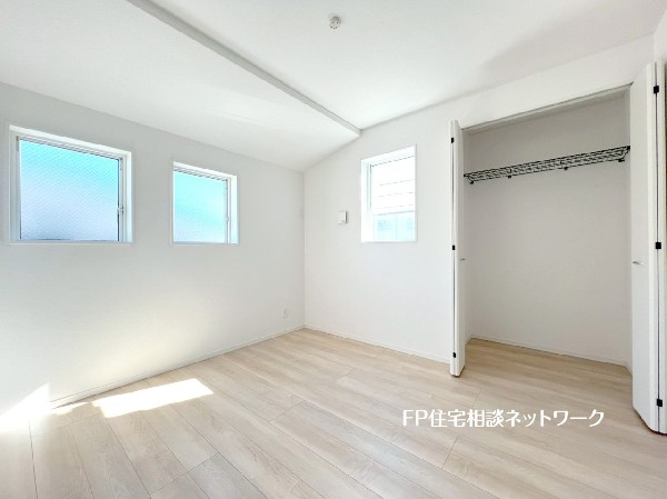 全室にクローゼットを完備しています。収納スペースを上手に使ってすっきりと快適な生活を送れます。