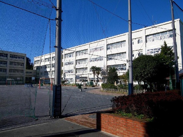 周辺環境:三保小学校(天神の杜公園に隣接する。目標は「互いに思いやり人や地域とかかわり合いながら、進んで学び高め合う子」)