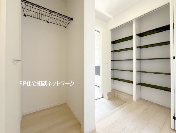 散らかりがちな玄関をスッキリと保てる玄関収納は、家の中に入る時最初に目に付く場所だからこだわりたい。