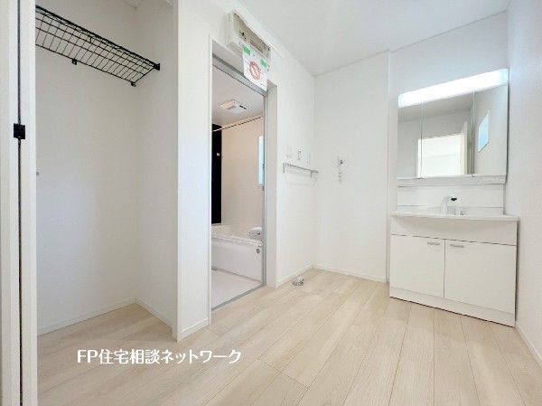 収納場所を確保するのが難しい洗面所にクローゼットを完備。ぱっと片付くのでうれしいですね。