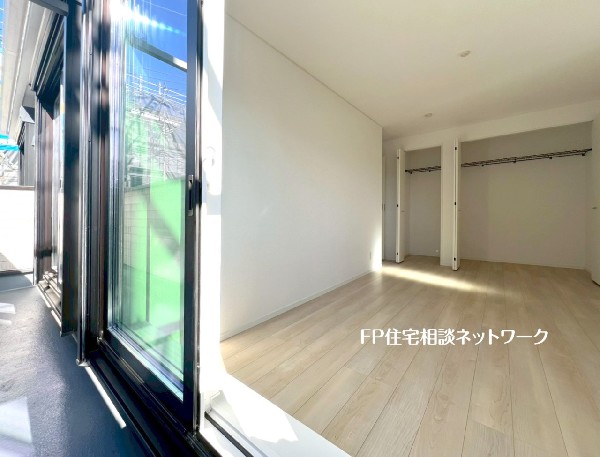 光を沢山取り込める大きな窓。日差しを長時間受ける事が出来る暖かいお部屋です。