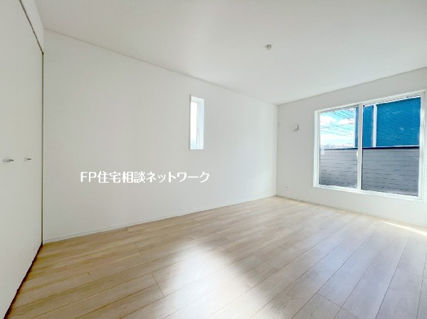 2面採光でお部屋の隅々まで明るい印象の居室。おひさまの光と爽やかな風をたっぷりと取り込めます。