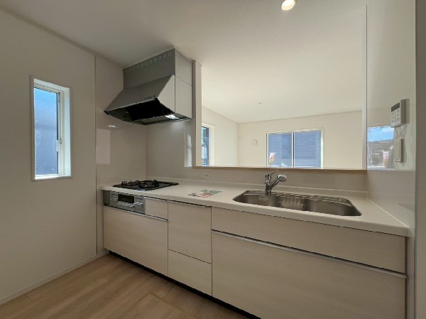 機能性とデザイン性を兼ね備えた嬉しいキッチン。食器洗乾燥機付きなので後片付け楽々。嬉しい浄水器も。