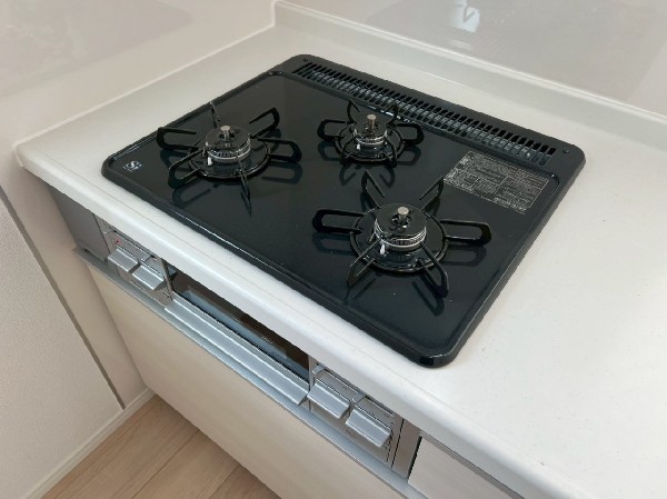 ３口ガスコンロ・魚焼きグリルがついたシステムキッチンで、お料理のレパートリーも増えそうですね。