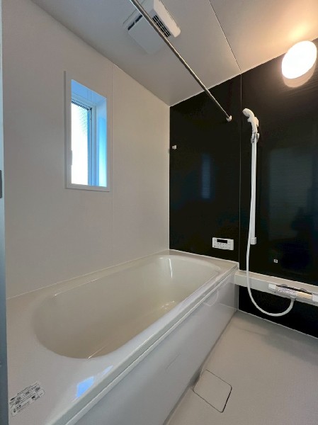 ゆったり入れる１坪タイプの浴室。雨の多い時季のお洗濯に重宝する浴室換気乾燥機付。追炊きオートバス付。