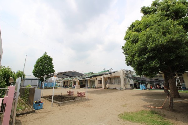 周辺環境:鴨居保育園(異年齢児との交流保育や行事などを通してのびのびと成長する保育園。鶴見川まで散歩に行き、四季を感じる。)