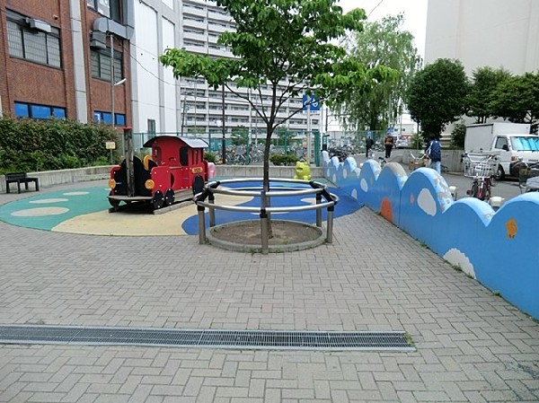 周辺環境:鴨居町北公園(鴨居駅南口にあるキレイに整備された公園です。汽車の遊具が特徴的で小さなお子様に人気があります。)