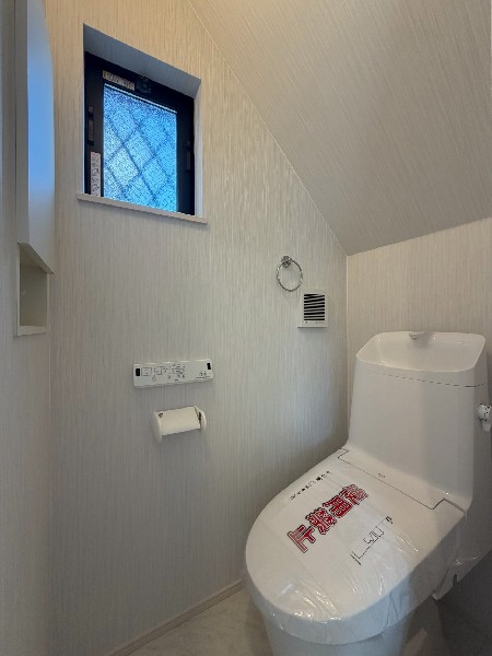 ウォシュレット、暖房便座機能付のトイレです。1階と2階の2カ所に設置しており忙しい朝も便利です。