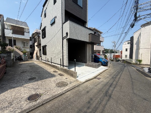外観:前面道路は車通りの少ない道路。小さなお子様も安心です。お車の出し入れが苦手な方も駐車しやすそうです。