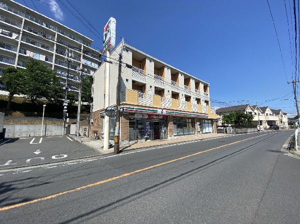 周辺環境:セブンイレブン菅田町北店(時間を問わず、幅広い品物が揃うコンビニ。駐車スペースも広く、お車でも安心して立ち寄る事が出来ます 。)