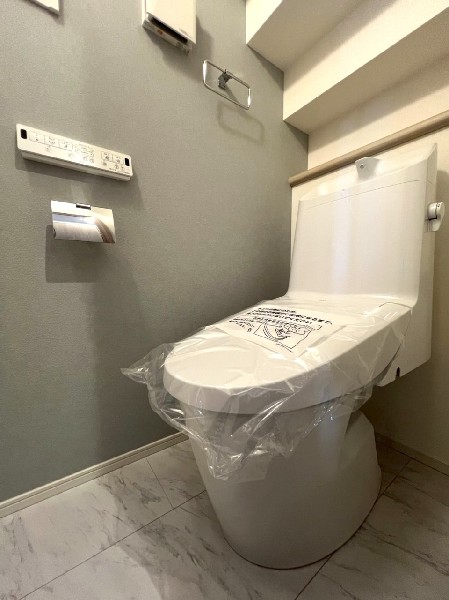 ウォシュレット、暖房便座機能付のトイレです。1階と3階の2カ所に設置しており忙しい朝も便利です。