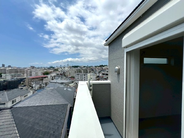 外観:高台に位置し眺望良好。南側には建物がないので、空を広く感じる解放的な住まいにできそうです。