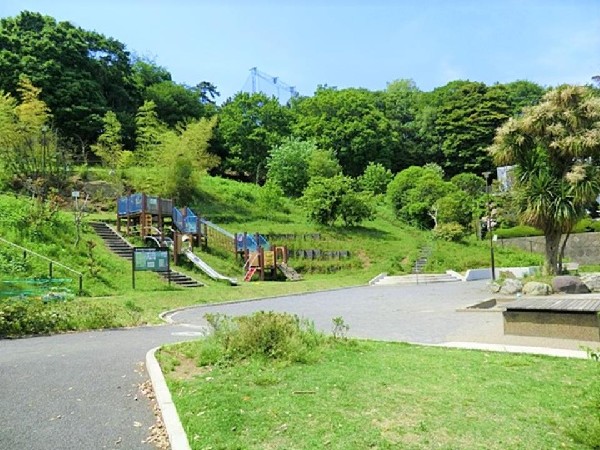 周辺環境:西寺尾の丘公園(自然豊かな公園。小さい子どもから大きい子どもまで遊べるアスレチックと砂場、スプリング遊具が人気です！)