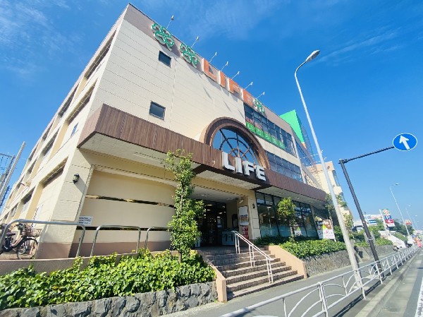 周辺環境:ライフ鶴見店(食品の他にも日用品や衣料品も取扱う大型スーパーです。書籍、１００円ショップ有。駐車場は164台可能。)