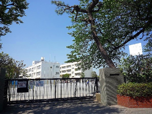 周辺環境:旭小学校(教育目標は「あかるくさわやか　ひとみきらきら　あさひっ子」。縦割りの活動があり学年を超えて交流します)