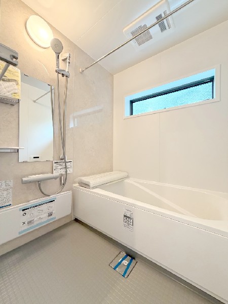 ゆったり入れる1坪タイプの浴室。花粉が気になる季節や雨天時のお洗濯に便利な浴室換気乾燥暖房機付です。