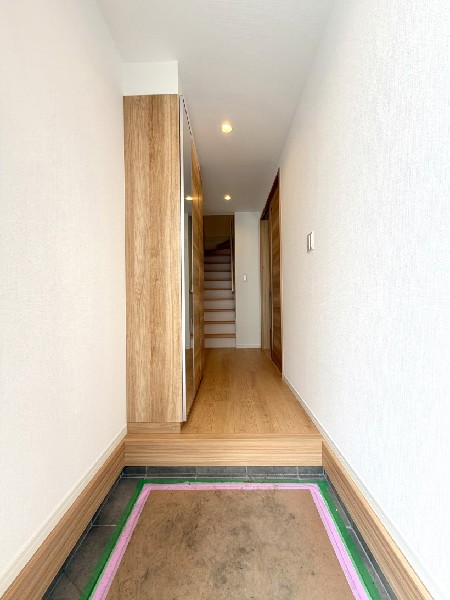 シューズクローゼットは可動棚タイプになっており、脚の長いブーツや長靴もすっきり収納いただけます。