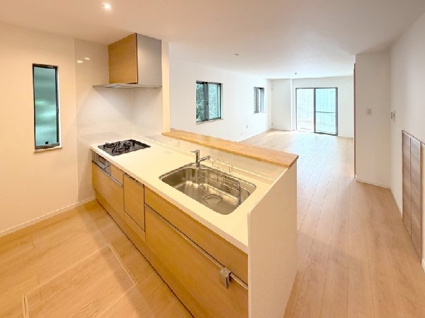 リビングのお子様を見守りながらお料理が出来る対面式カウンターキッチン。ご家族との会話がはずみます。