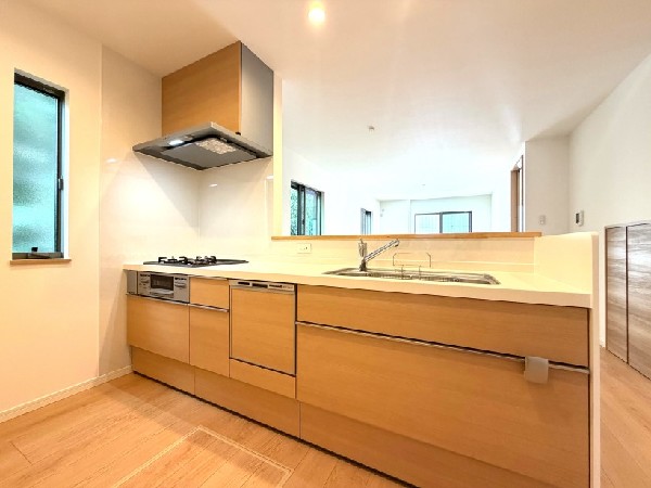 機能性とデザイン性を兼ね備えた嬉しいキッチン。食器洗浄乾燥機付きなので後片付け楽々、家事効率もUP。