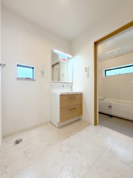 鏡の裏に収納棚を確保した三面鏡を採用。化粧品や歯ブラシなどを機能的に収納し、朝の身支度も快適です。