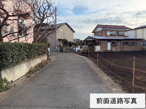 外観:前面道路は車通りの少ない道路。小さなお子様も安心です。お車の出し入れが苦手な方も駐車しやすそうです。