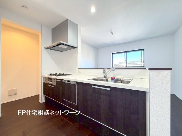 キッチンの横には大容量のパントリーを設置。食材などのストックや防災用品の備蓄庫としても活躍します。