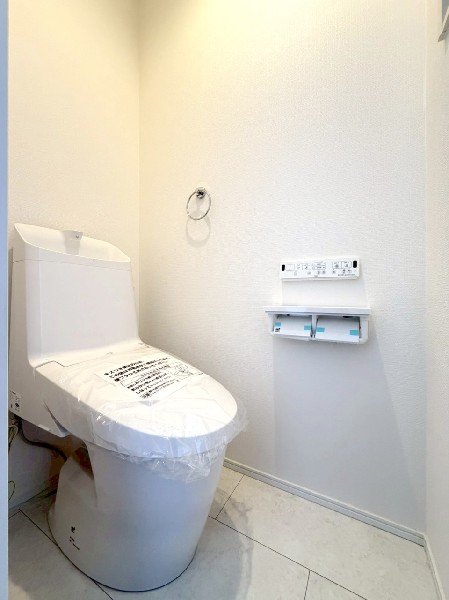 トイレは1階と2階に2カ所あります。朝の忙しい時間も慌てることなく使用できるので助かりますね。