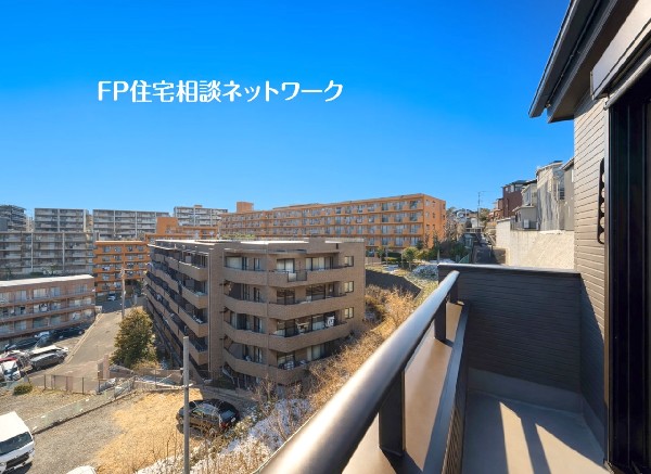 主寝室に面しているバルコニー。太陽の光と爽やかな風を受けたお洗濯物はあっという間に乾きそうですね。