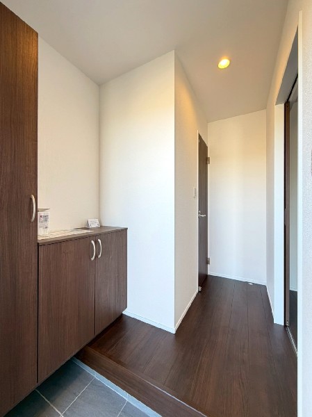 L字型の玄関収納はカウンターがあるので、写真や絵を飾ったり、自分好みのインテリアを楽しめそうですね。