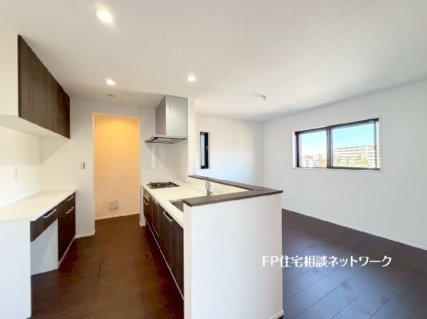 リビングのお子様を見守りながらお料理が出来る対面式カウンターキッチン。ご家族との会話がはずみます。