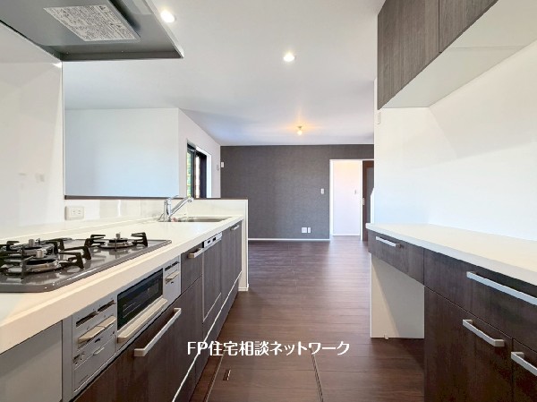 キッチンと一体感あるカラーのカップボードが背面に備え付けされています。調理家電の収納に重宝しますね。