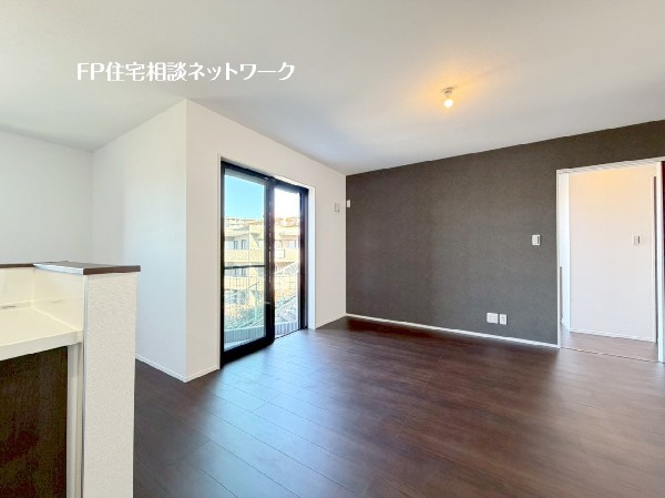 リビングには大きな掃出窓があり、広がりを感じます。壁の一部にアクセントクロスを採り入れお洒落空間に。