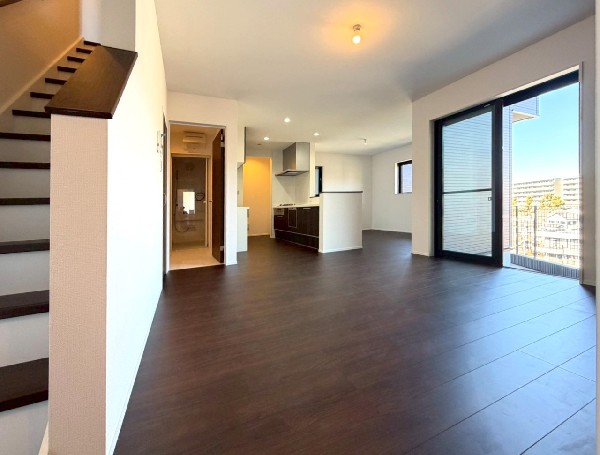 2階へあがる前に必ずリビングを通る構造のリビングイン階段。自然とご家族との交流が生まれます。