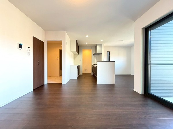 家族だんらんのスペースとなるリビング。窓からの日差しがリビングの隅々までしっかりと届きます。