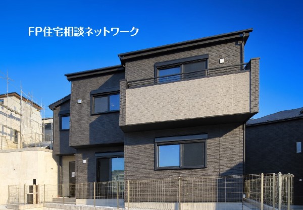 外観:グレーをベースにしたモダンな外観。アクセント外壁を採用し、スタイリッシュなデザインになっています。