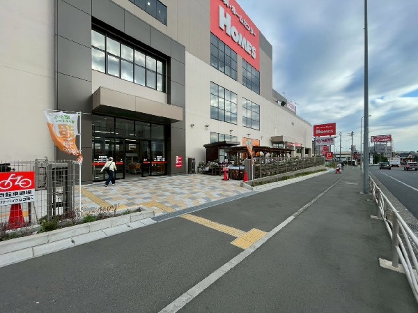 周辺環境:島忠ホームズ横浜鶴見店(3階にはスーパーの三和があり便利な複合施設。日用品や食料品が一度に調達でき、週末のまとめ買いにも○)