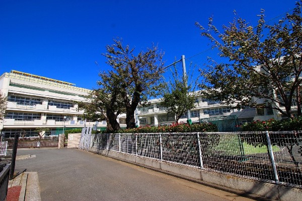 周辺環境:錦台中学校(学校教育目標は、「自立貢献」 夢をもち努力をおしまず感謝を共有できる生徒、を目標に掲げています。)