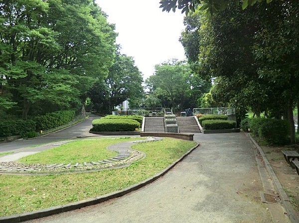 周辺環境:竹山中公園(季節毎の植物が綺麗な公園。滑り台やブランコ、広場、健康歩道がある。月２階移動図書館が来るのも楽しい。)