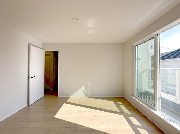 2面採光でお部屋の隅々まで明るい印象の居室。バルコニーにも出られて、爽やかな風をたっぷりと取り込めます。