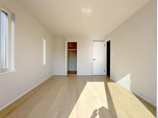 全居室に収納を完備。季節物のお洋服などもしっかりと整理整頓出来ます。居室空間を隅々まで使えるのが嬉しいですね。