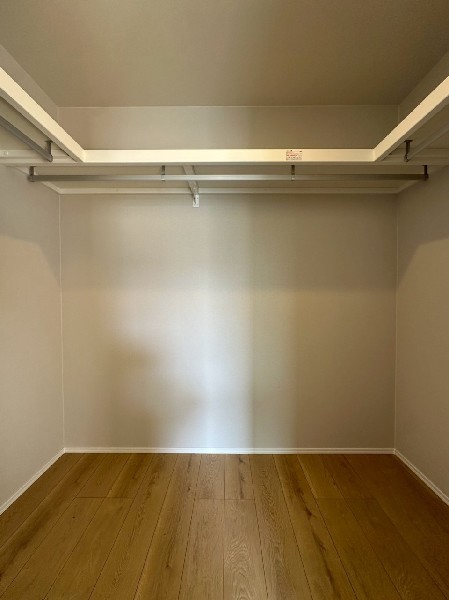 居室空間をすっきり保てる、ウォークインクローゼット付です。衣類だけでなく、思い出の品もたっぷり収納。