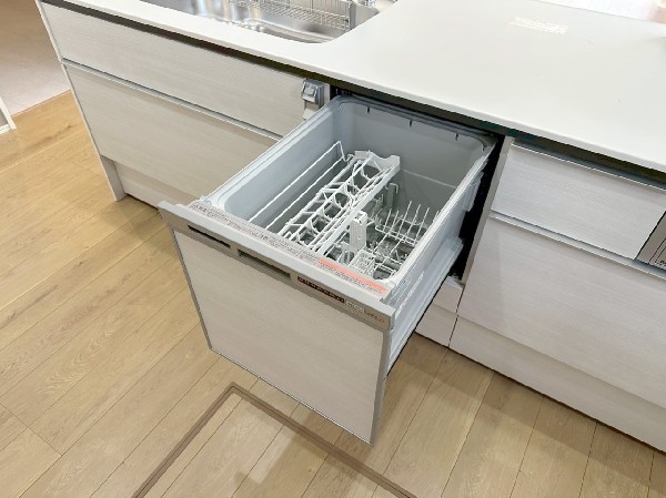 機能性とデザイン性を兼ね備えた嬉しいキッチン。食器洗乾燥機付きなので後片付け楽々。嬉しい浄水器も。