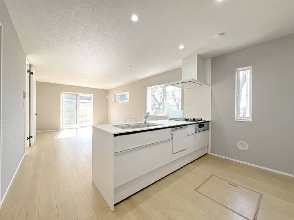 リビングとキッチンの間に壁を設けてないフルオープンタイプの対面キッチン。一体感と広がりを感じます。