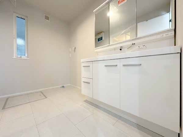 窓から光が入る明るい洗面室はゆったりと広さがあります。毎朝の身支度が気持ちよく出来そうですね。