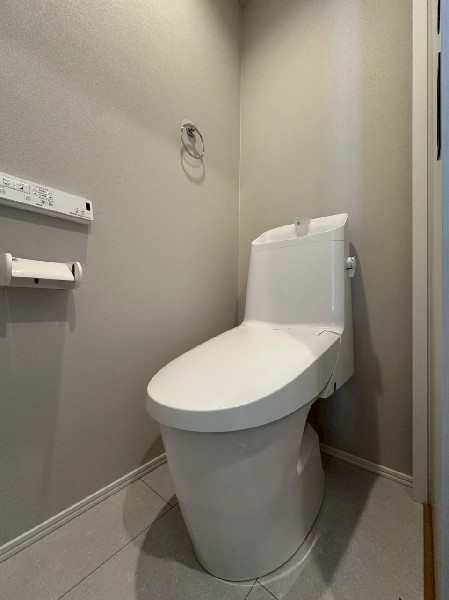 ウォシュレット、暖房便座機能付のトイレです。１階と2階の2ヶ所に設置しているので忙しい朝も便利です。