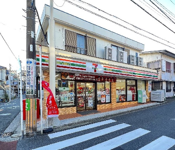 周辺環境:セブンイレブン横浜西戸部店(近所にあるだけで便利なコンビニ、暮らしに便利なサービスはもちろん、オリジナル食品も魅力的ですね。)