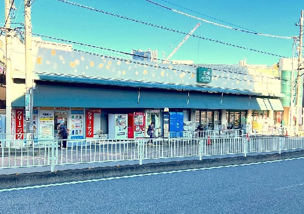周辺環境:FUJI伊勢町店(鮮度・旬・グレードにこだわった商品を提供。ベーカリーコーナーでは美味しい焼き立てパンを購入できます。)